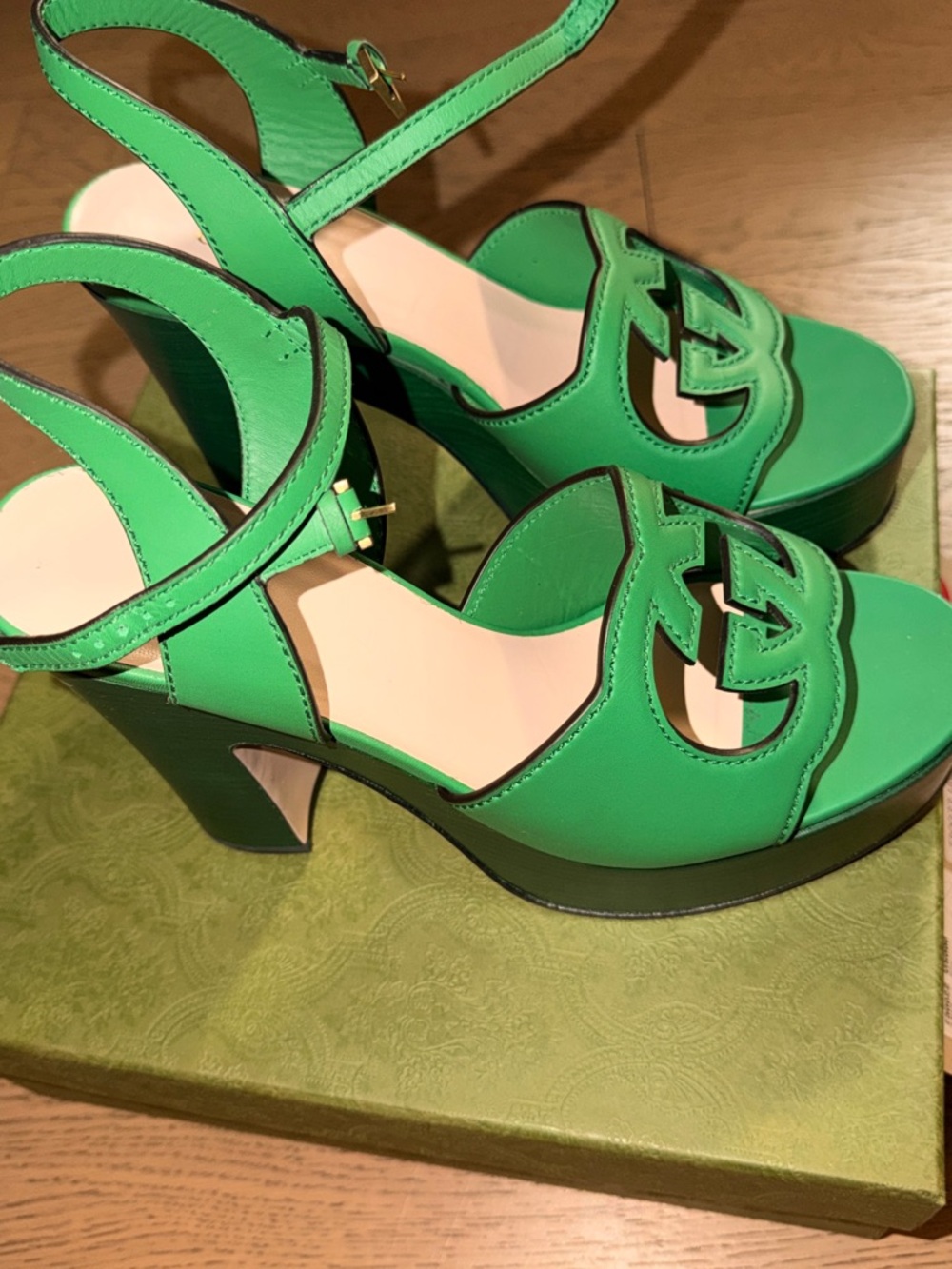 Gucci Interlocking GG Green Leather Slingback Sandals with Logo Cutout - Picture 2 of 5